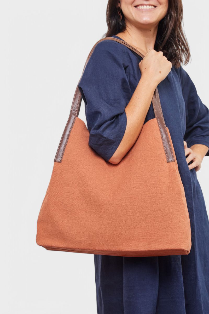 BOLSA-LONA-QUADRADA-ALCA-COURO-FERRUGEM-CO3097-PAPELCRAFT-2.jpg