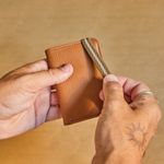 CARTEIRA_COURO_MALEAVEL_COM_ELASTICO_WHISKY_VERDE_CO3100_PAPEL_CRAFT_2.jpg