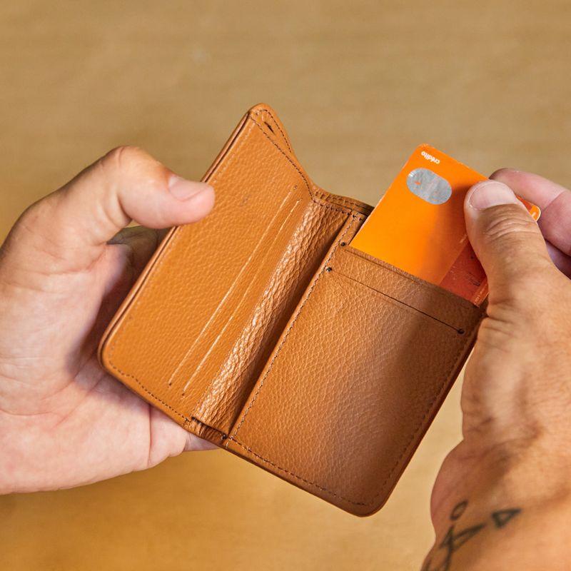CARTEIRA_COURO_MALEAVEL_COM_ELASTICO_WHISKY_VERDE_CO3100_PAPEL_CRAFT_3.jpg