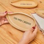 PRATO_DECORATIVO_CERAMICA_BALAO_FRASES_TODO_AMOR_E_SAGRADO_VA22512_PAPEL_CRAFT_2.jpg