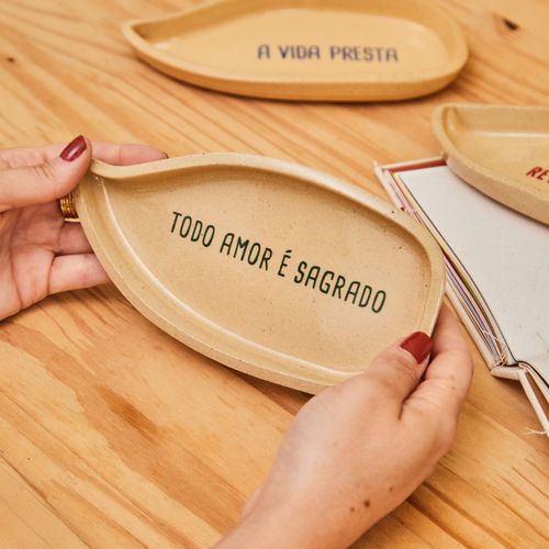 Prato Decorativo Cerâmica Balão Frases TODO AMOR É SAGRADO