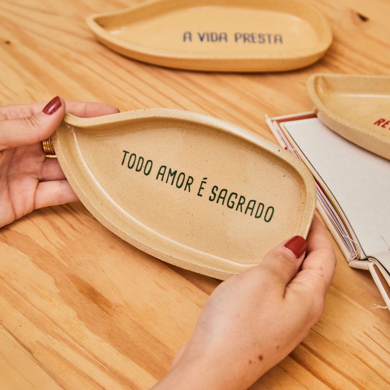 PRATO_DECORATIVO_CERAMICA_BALAO_FRASES_TODO_AMOR_E_SAGRADO_VA22512_PAPEL_CRAFT_2.jpg