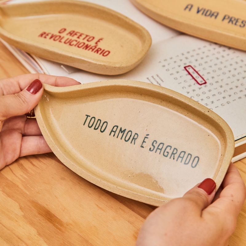 PRATO_DECORATIVO_CERAMICA_BALAO_FRASES_TODO_AMOR_E_SAGRADO_VA22512_PAPEL_CRAFT_4.jpg