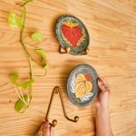 PRATO_DECORATIVO_PEDRA_SABAO_CORACAO_AMARELO_VA22494_PAPEL_CRAFT_3.jpg