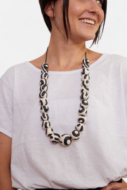 Colar Papel Machê Bolas e Estampas PRETO E BRANCO