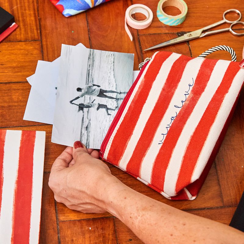 NECESSAIRE_LONA_TRIANGULO_G_LISTRAS_CANELA_CO3084_PAPEL_CRAFT_2