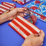 PORTA_OCULOS_LONA_HORIZONTAL_LINGUETA_COURO_LISTRAS_CANELA_CO3062_PAPEL_CRAFT_2