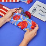 PORTA_OCULOS_LONA_HORIZONTAL_LINGUETA_COURO_FLORAL_POEMA_CO3062_PAPEL_CRAFT_2