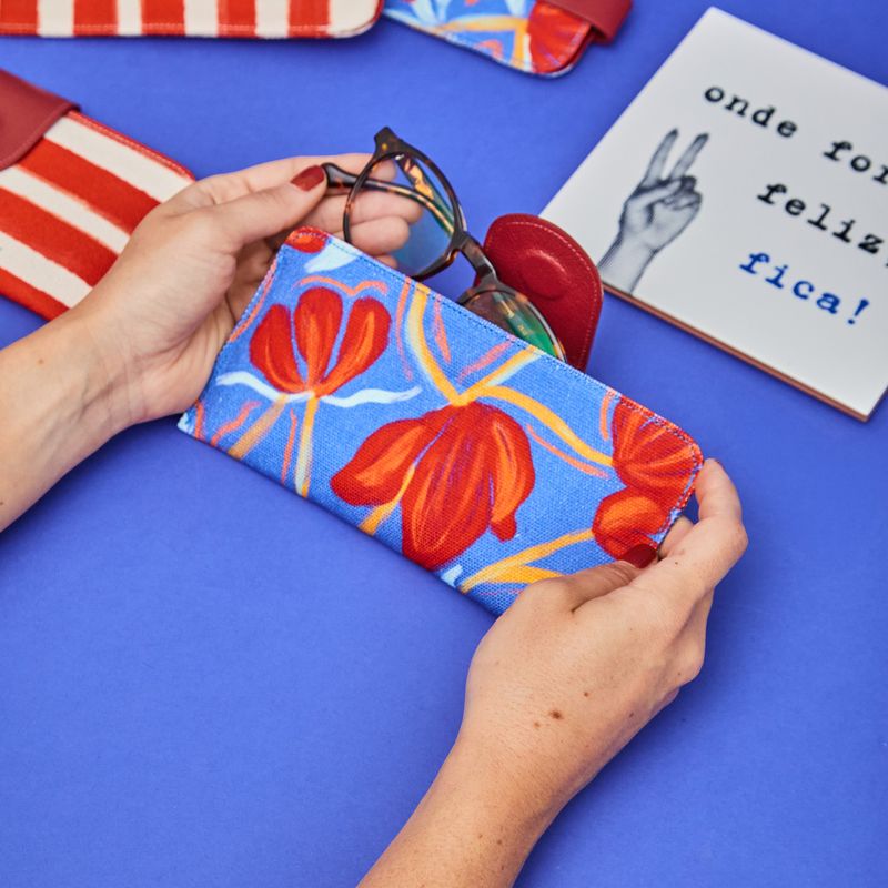 PORTA_OCULOS_LONA_HORIZONTAL_LINGUETA_COURO_FLORAL_POEMA_CO3062_PAPEL_CRAFT_2