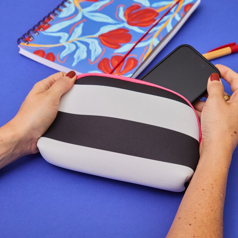 NECESSAIRE_NEOPRENE_ESTAMPADA_-LISTRAS_P_B_PP__CO3075_PAPEL_CRAFT_2