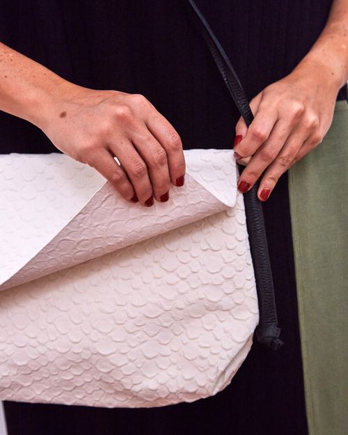 Bolsa de Couro com Relevo e Alças Finas OFF