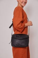 BOLSA_COURO_MEIA_LUA_PRETA_CO3125_PAPEL_CRAFT_3