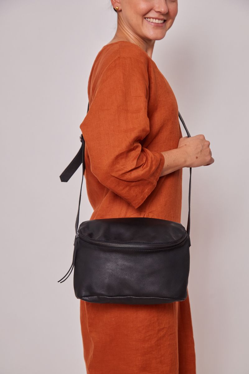 BOLSA_COURO_MEIA_LUA_PRETA_CO3125_PAPEL_CRAFT_3