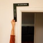 PLACA_ACRILICO_PORTA_ESQUADRO_DAQUI_SO_SE_LEVA_O_AMOR_VA22481_PAPEL_CRAFT_2