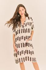 VESTIDO_ESTAMPADO_COM_BOLSOS_E_DETALHE_GOLA_PINTURA_PB_ROU2277_PAPEL_CRAFT_1