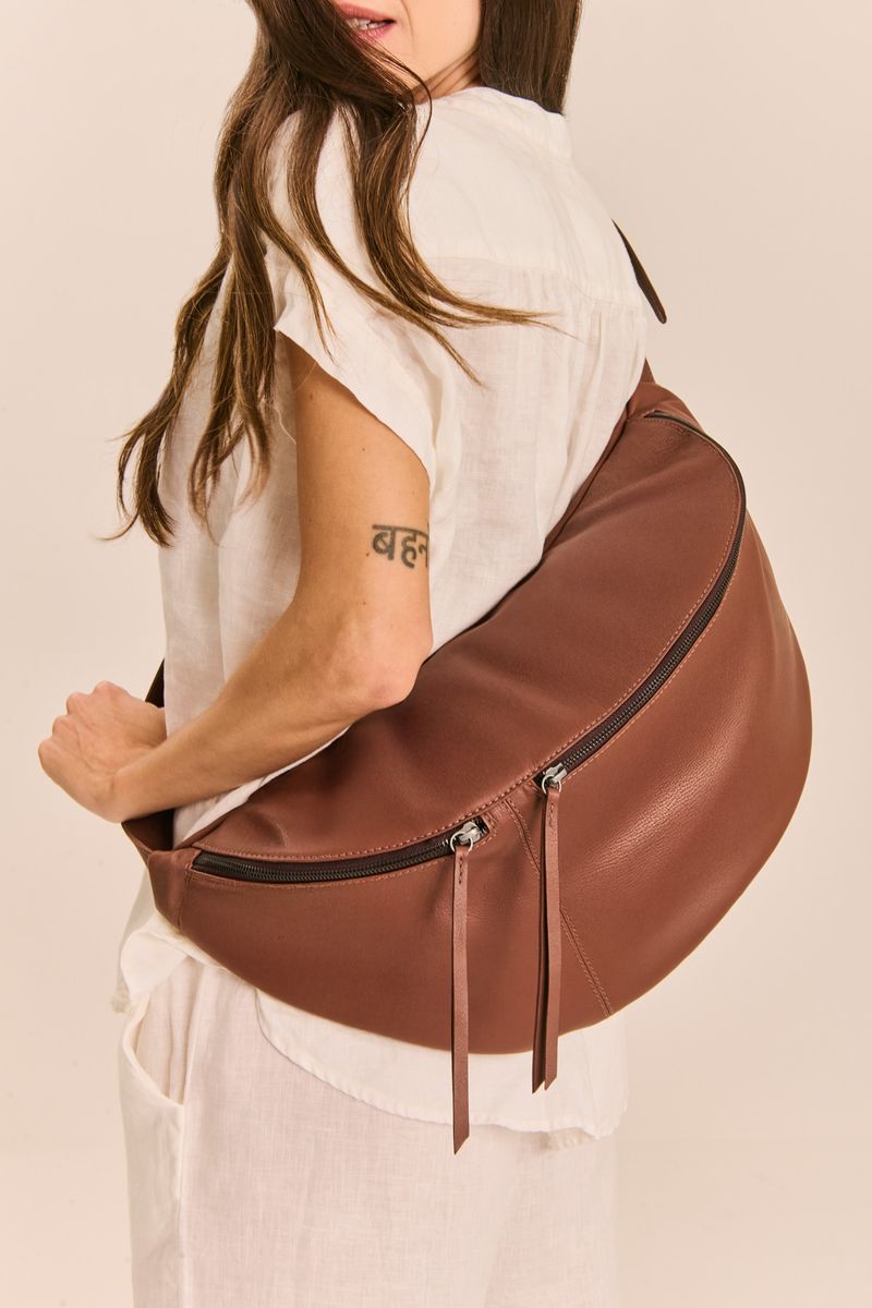 BOLSA_POCHETE_GRANDE_EM_COURO_MOGNO_CO2713_PAPEL_CRAFT_2