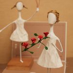 ESCULTURA_MENINA_SENTINDO_AMOR_HO10351_PAPEL_CRAFT_3