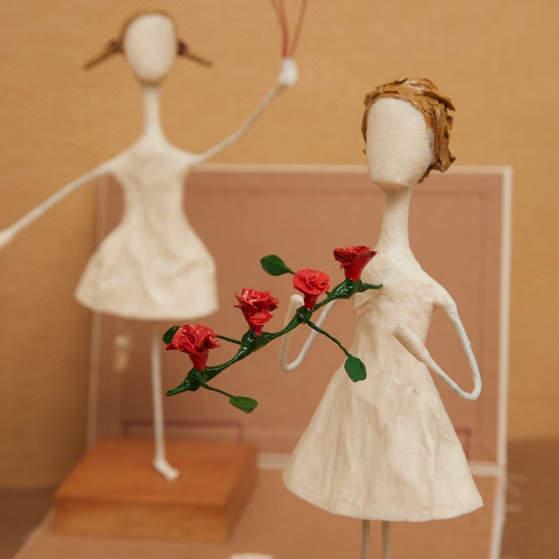 ESCULTURA_MENINA_SENTINDO_AMOR_HO10351_PAPEL_CRAFT_3