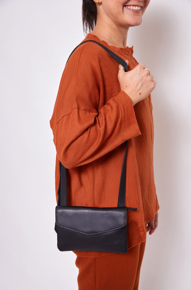 BOLSA_COURO_ENVELOPE_PRETA_CO3144_PAPEL_CRAFT_5