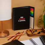 CADERNO_A5_COM_ABA_90_FOLHAS_ESTAMPAS_FRASES_NAO_SUFOQUE_O_ARTISTA_CA3350_PAPEL_CRAFT_2