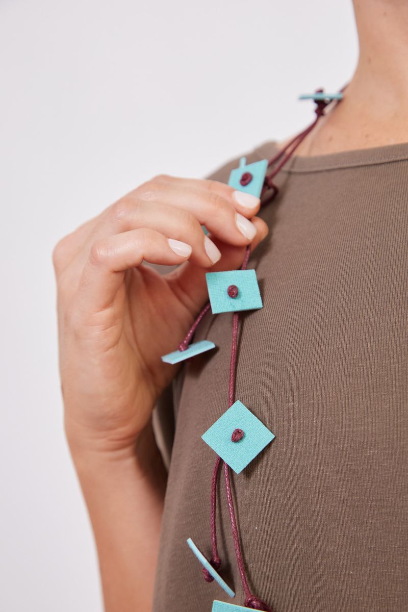 COLAR_HANG_VINHO_COM_AZUL_ROU2303_PAPEL_CRAFT_3
