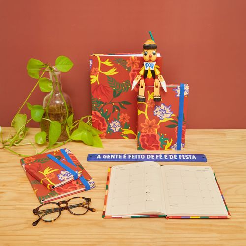 Agenda Diária Costurada Estampas 2026 
FLORAL QUADRI