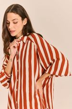 BLUSA_ESTAMPADA_QUADRADA_COM_RECORTES_LISTRA_CANELA_ROU2271_PAPEL_CRAFT_2