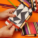 BLOCO_JORNALISTA_ESTAMPAS_TRIANGULOS_PRETO_OFF_BL1869_PAPEL_CRAFT_2