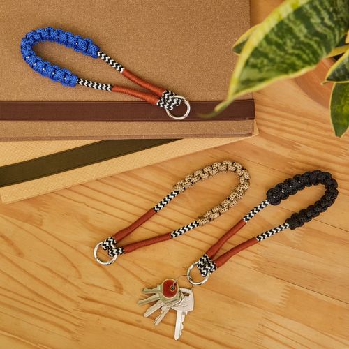 Chaveiro de Linha com Macramê 
AZUL
