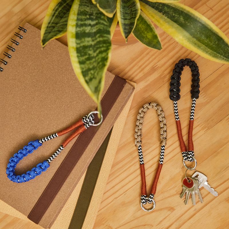 CHAVEIRO_DE_LINHA_COM_MACRAME_OFF_CO3152_PAPEL_CRAFT_2