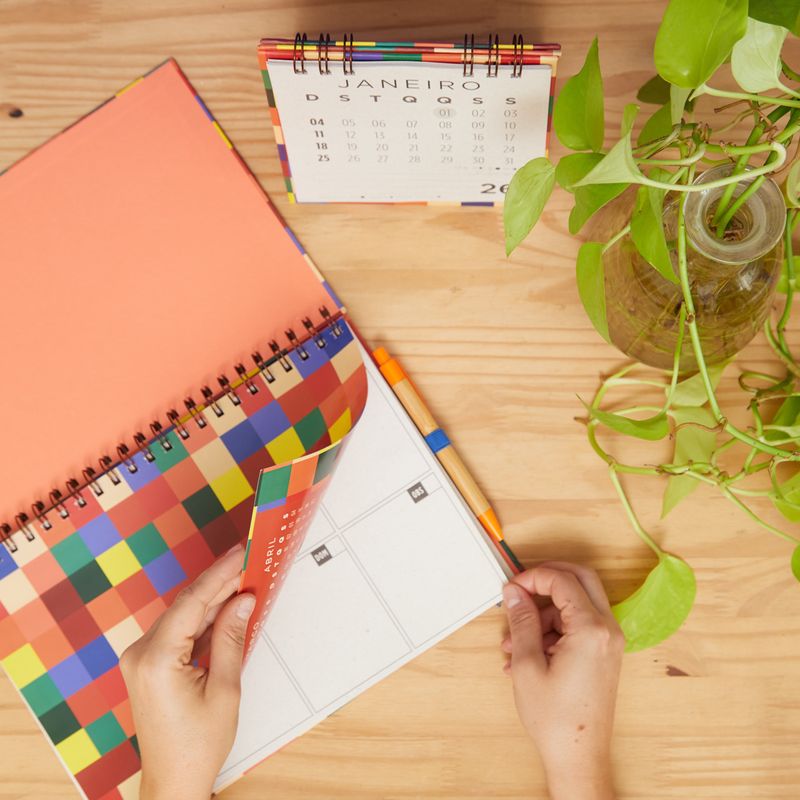 CALENDARIO_DE_MESA_P_PIXEL_QUADRI_2026_AG1869_PAPEL_CRAFT_2 -1-