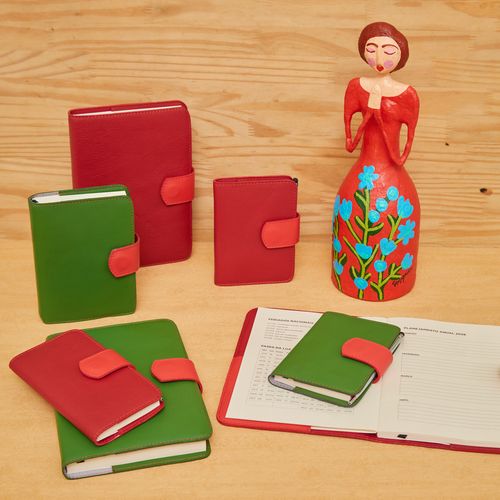 Agenda de Couro Lingueta Pesponto Semanal Mini com Caneta 2026
CLOROFILA/CARMENE