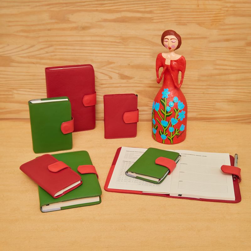 AGENDA_DE_COURO_LINGUETA_PESPONTO_LUXO_COM_CANETA_2025_VERMELHO_CARMENERE_AG1856_PAPEL_CRAFT_2