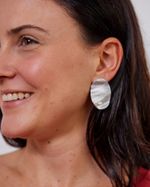 BRINCO_ALUMINIO_E_PEROLA_DOCE_OVAL_AMASSADO_-ROU2323_PAPEL_CRAFT_1