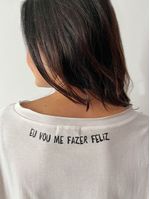 BLUSA_MALHA_SOLTINHA_COM_BOLSO_E_FRASES_FAZER_FELIZ_ROU2325_PAPEL_CRAFT_2