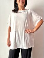 BLUSA_MALHA_SOLTINHA_COM_BOLSO_E_FRASES_FE_E_FESTA_ROU2325_PAPEL_CRAFT_1