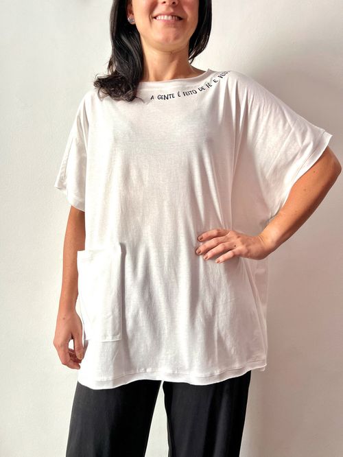 Blusa Malha Soltinha com Bolso e Frases FÉ E FESTA