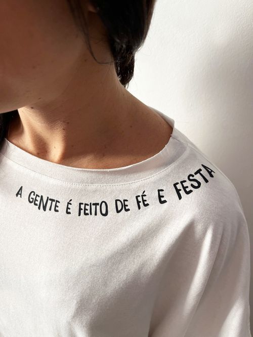 Blusa Malha Soltinha com Bolso e Frases FÉ E FESTA