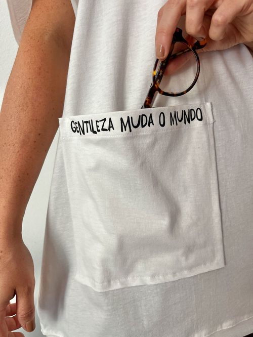 Blusa Malha Soltinha com Bolso e Frases GENTILEZA