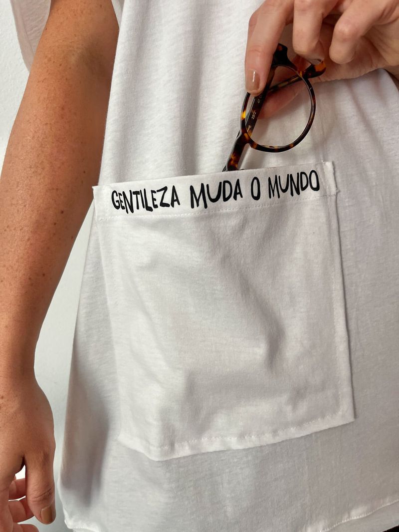 BLUSA_MALHA_SOLTINHA_COM_BOLSO_E_FRASES_GENTILEZA_ROU2325_PAPEL_CRAFT_2