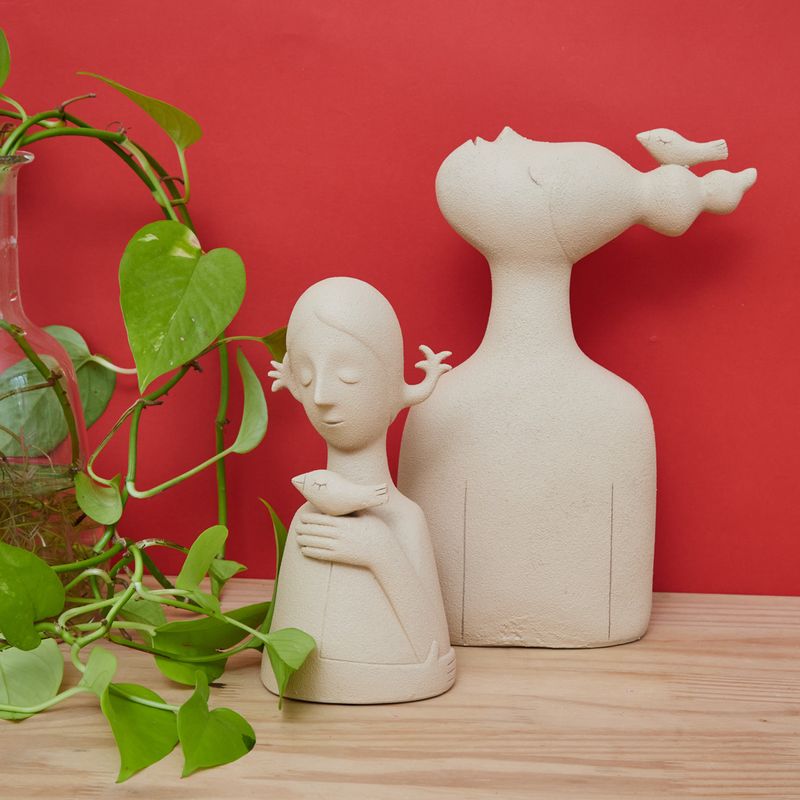 ESCULTURA_MULHER_COM_PASSARINHO_25_X_18_CM_VA22628_PAPEL_CRAFT_2