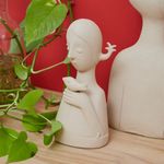 ESCULTURA_MULHER_COM_PASSARINHO_18_5_X_9_CM_VA22627_PAPEL_CRAFT_2