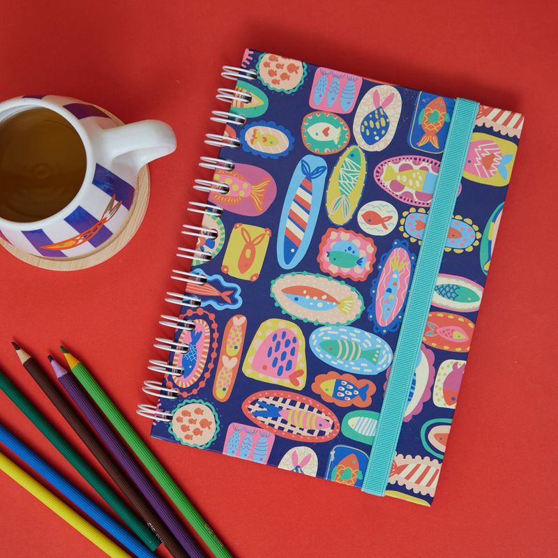 CADERNO_A5_90_FOLHAS_ESTAMPAS_PAUTADO_PEIXES_CA2350_PAPEL_CRAFT_2