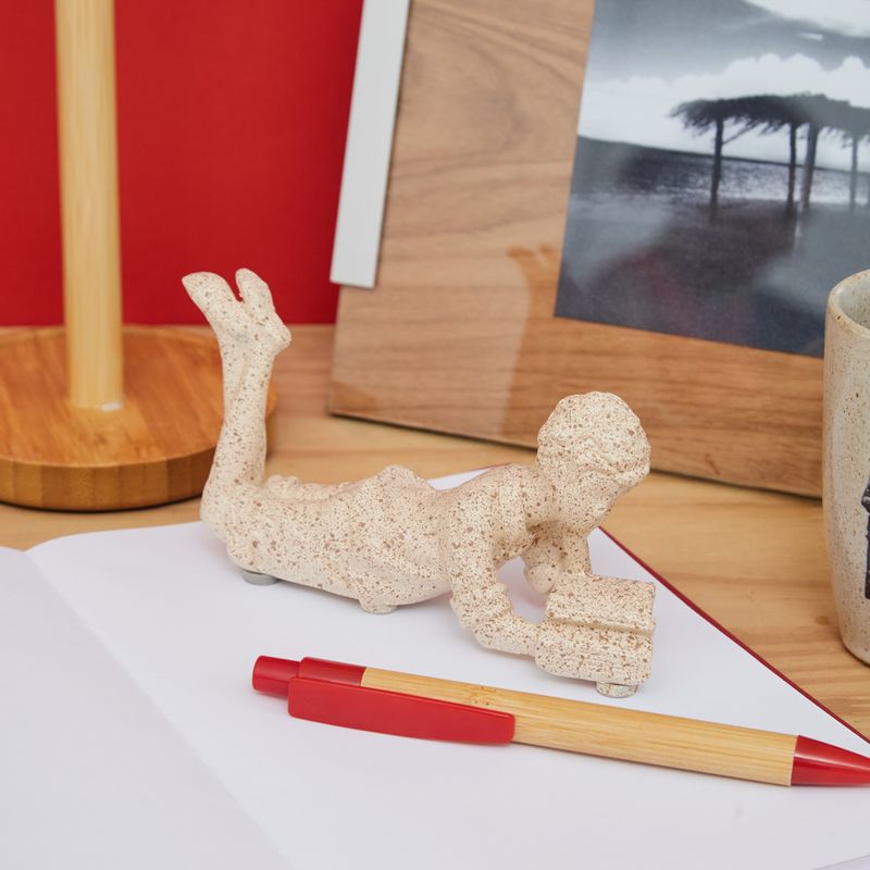 ESCULTURA_LEITOR_DEITADO_AREIA_VA22634_PAPEL_CRAFT_2