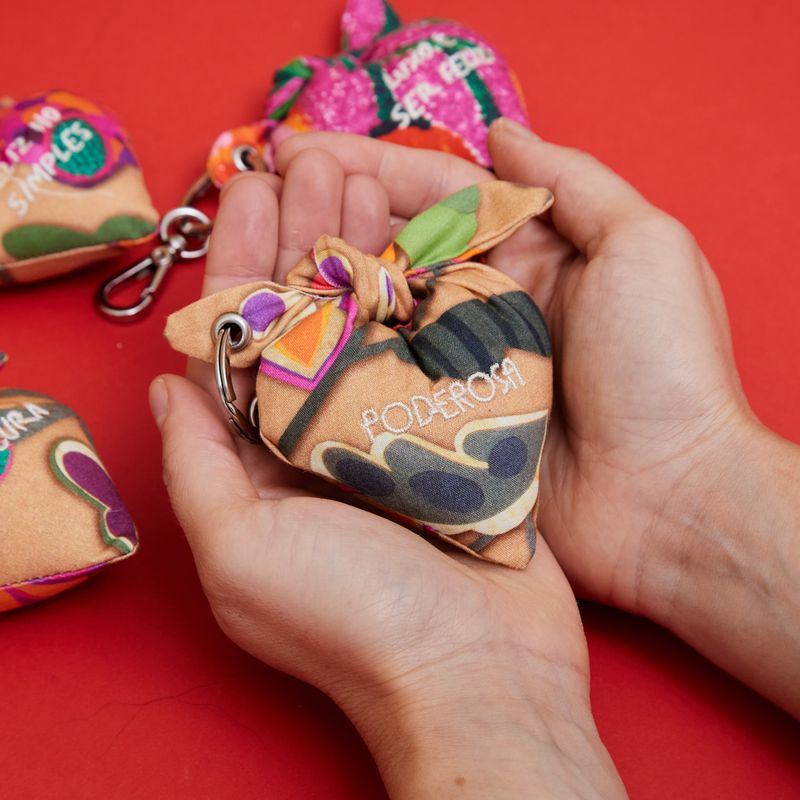 CHAVEIRO_COM_BORDADO_PODEROSA_VA22176_PAPEL_CRAFT_2