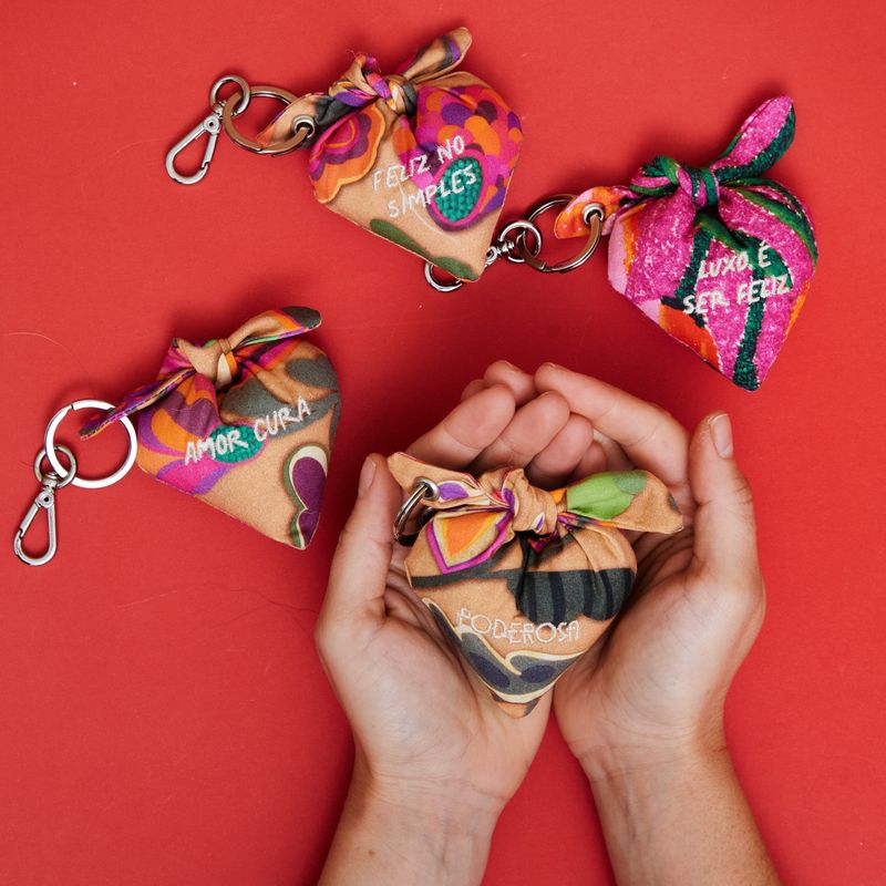 CHAVEIRO_COM_BORDADO_FELIZ_NO_SIMPLES_VA22176_PAPEL_CRAFT_3