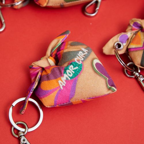 Chaveiro com Bordado AMOR CURA