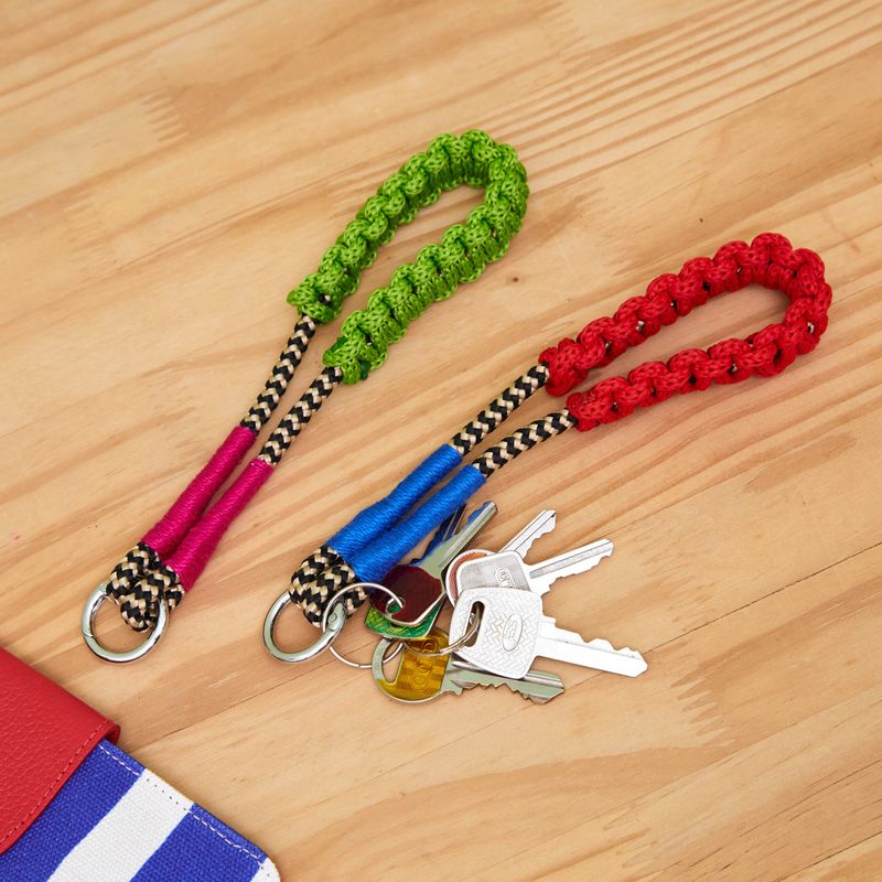 CHAVEIRO_DE_LINHA_COM_MACRAME_VERMELHO_CO3152_PAPEL_CRAFT_2