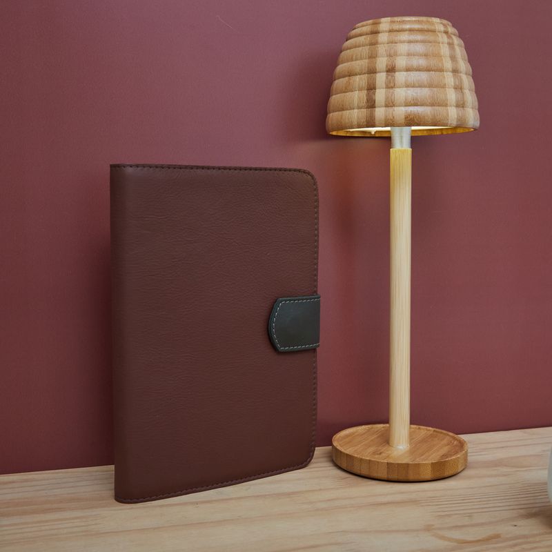 AGENDA_DE_COURO_LINGUETA_PESPONTO_LUXO_COM_CANETA_2026_MOGNO_COM_MILITAR_AG1856_PAPEL_CRAFT_2