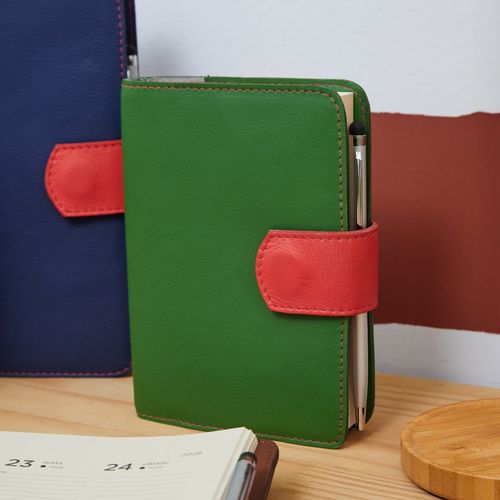 Agenda Diária de Couro Lingueta Pesponto Petit 2 com Caneta 2026 CLOROFILA/CARMENE